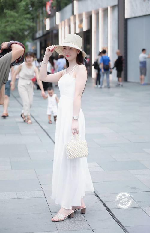 路人街拍，金童玉女，非常般配的一对，祝福他们吧！