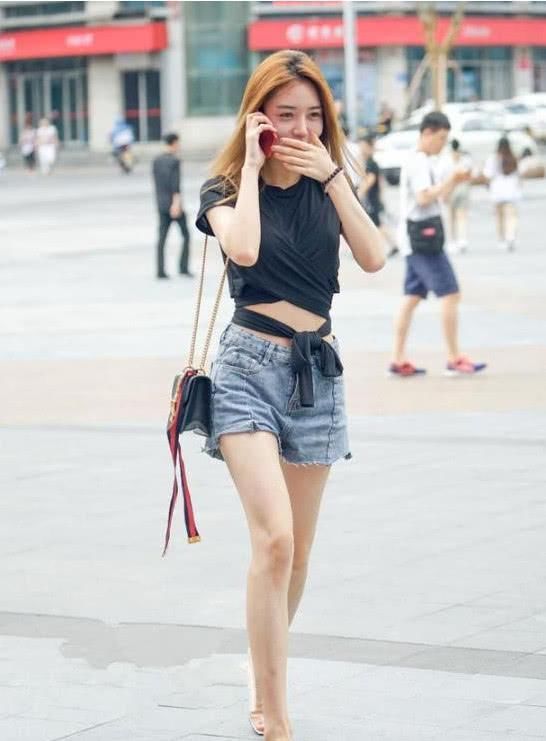 街拍:曼妙身姿的打底裤美女，婀娜的身姿，太棒了!