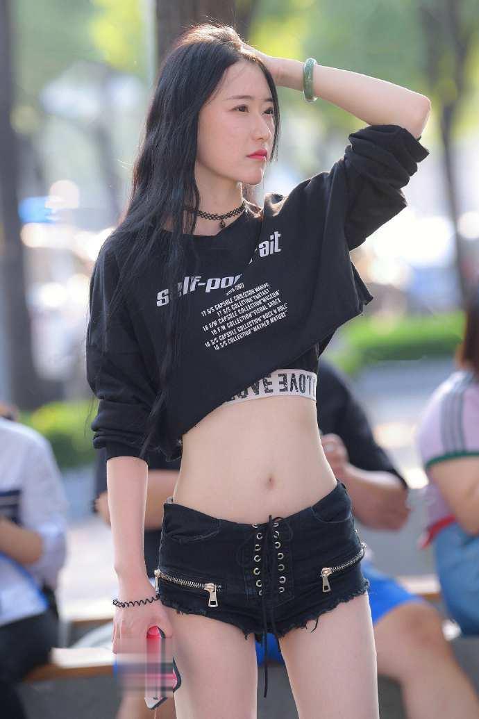 【姑娘】街拍:一个会穿“露脐装”的姑娘,相信回头率一定很高吧!