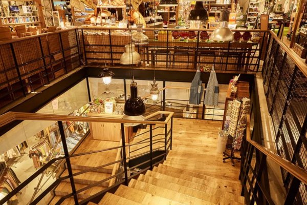 用做杂志的方式开了一家杂货店，店面每天都在变“脸”!