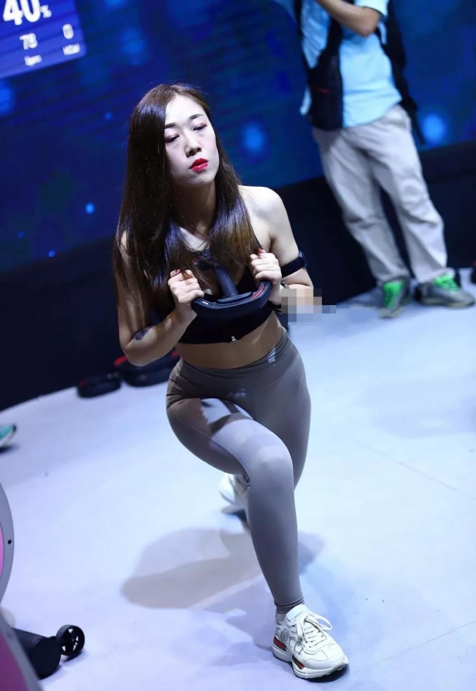 街拍:紧身裤小姐姐双腿修长，曲线凹凸有致