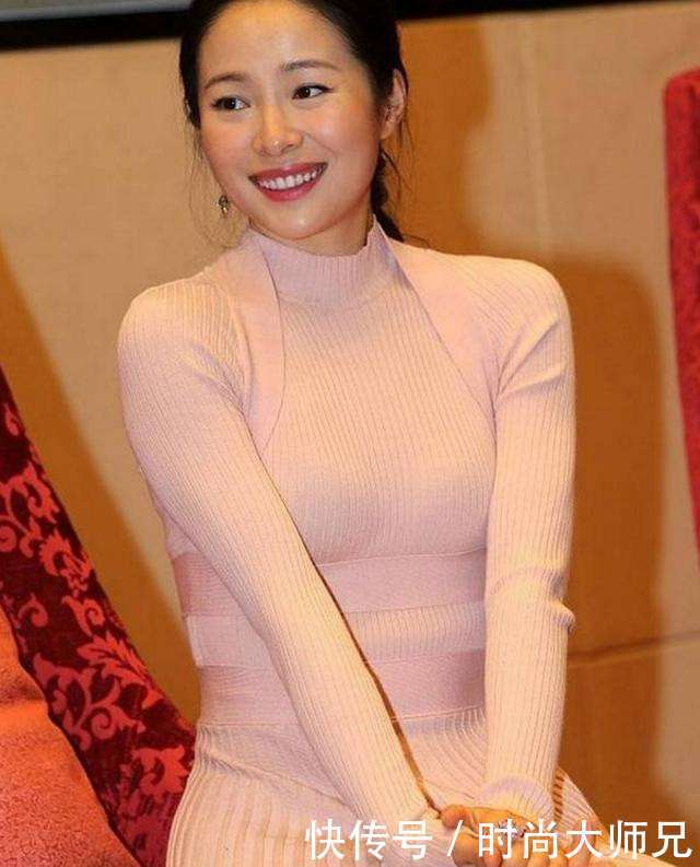 江一燕现身发布会, 裙子太紧显尴尬, 网友: 就不能换大一号的?