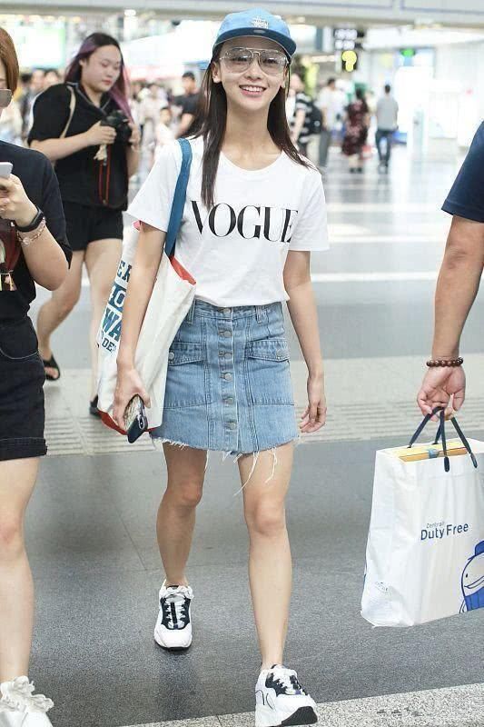 吴谨言素颜现身机场，身子瘦成郑爽，面部像极了吉娃娃！