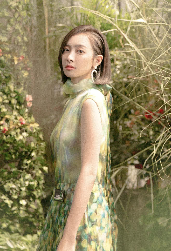 宋茜穿什么都好看,穿一件浅绿色的裙子,仙气十足!
