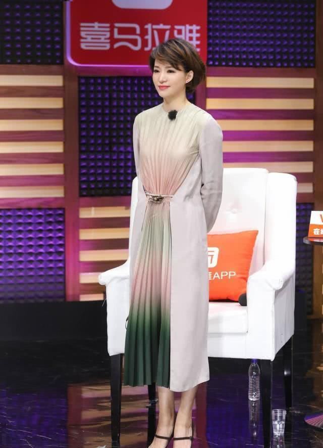 女性@终于相信你是70后了,董卿卸妆前后差别真大!素颜出镜难掩盖疲态
