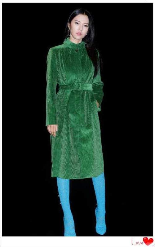 谭维维真胆大！高跟鞋外面也能套丝袜？网友：真的不怕摔跤吗？