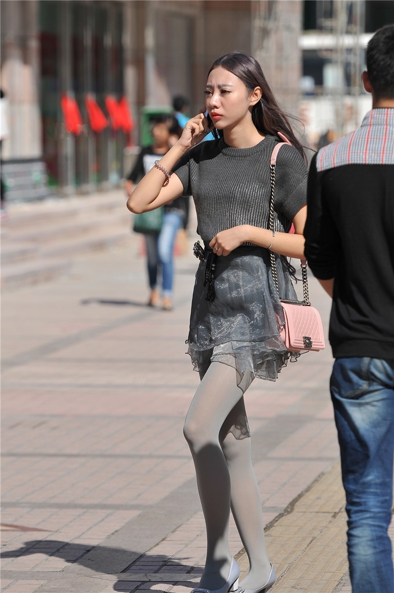 街拍：难得一见的灰丝细腿美女，女神雅典娜附体了