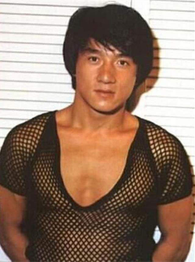 男星穿渔网褂风格大不同：胡兵帅气，蔡徐坤太美，陈志朋辣眼睛