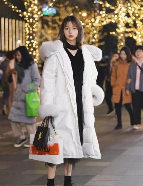  「风采」潮范儿女神来了，街拍：如花似玉的美女，一条白色的连衣裙，时尚气质风采