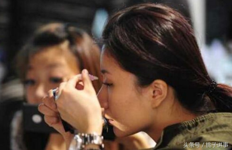 实拍:后台“疲惫不堪”的女模特们，网友:生活很不易!