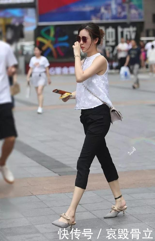 『搭配着』美女黑色九分裤搭配着一双气质的尖头高跟鞋,突显出优雅的魅力