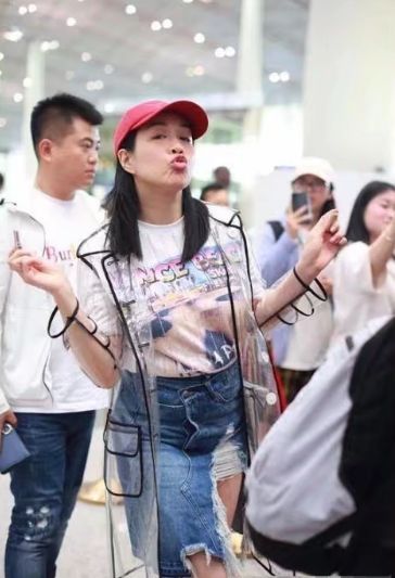 48岁钟丽缇厉害了！一袭抹胸长裙秀傲人事业线，网友：像28岁姐姐