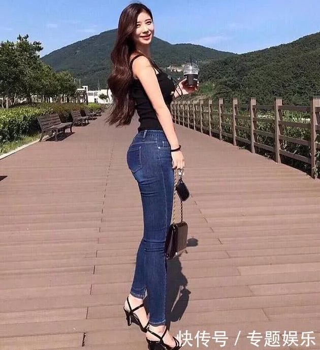 小姐姐穿着牛仔裤，简单的设计，凸显出女人的优雅气质迷人