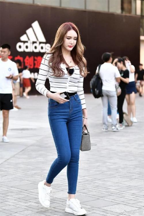 炎炎夏日，紧身牛仔裤穿出别样的风采，有它就是美！