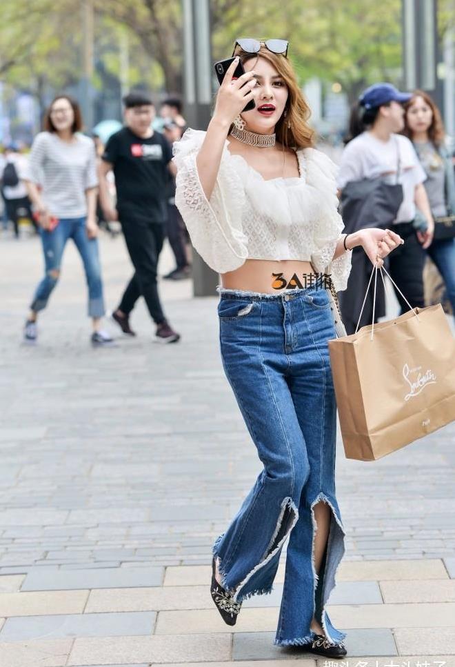 路人街拍：穿蓝裙子肉色丝袜小姐姐，面带微笑驻足而立