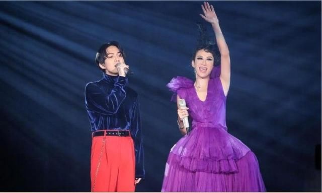 没什么李玟不敢穿的，裙子比打底裤还短，网友：难怪迷倒外国老公