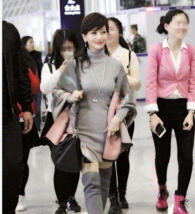 赵雅芝胆真大! 穿长靴直接露半截大腿, 网友: 奶奶也不怕冻出病!