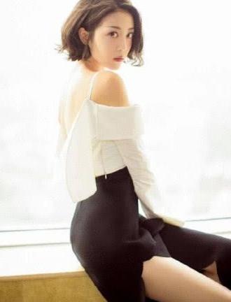 李溪芮厉害了！拖鞋加穿成高跟鞋，脚脖上的四条皮带太吸睛 网友