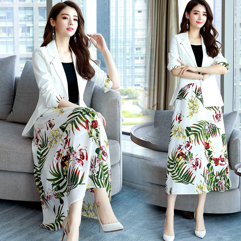 立秋了说冷就冷，聪明女人不买裙子，穿这秋季套装，洋气显嫩