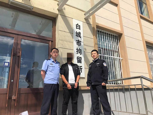 吉林网民微信群发“小心有X”等言论，警方以辱警对其行拘