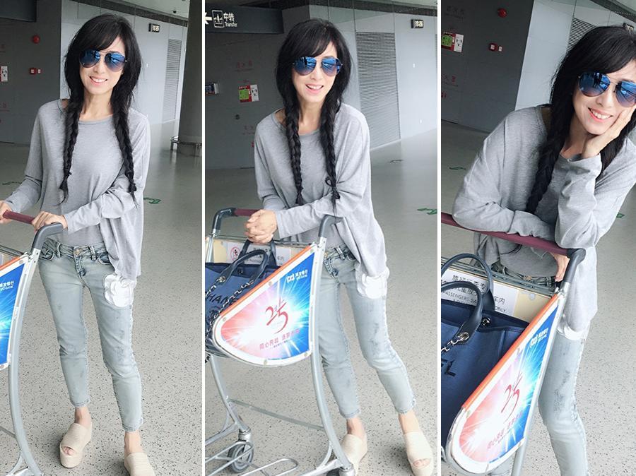 63岁米雪要逆天？穿刺绣连衣裙减龄不够，还扎了少女系的丸子头