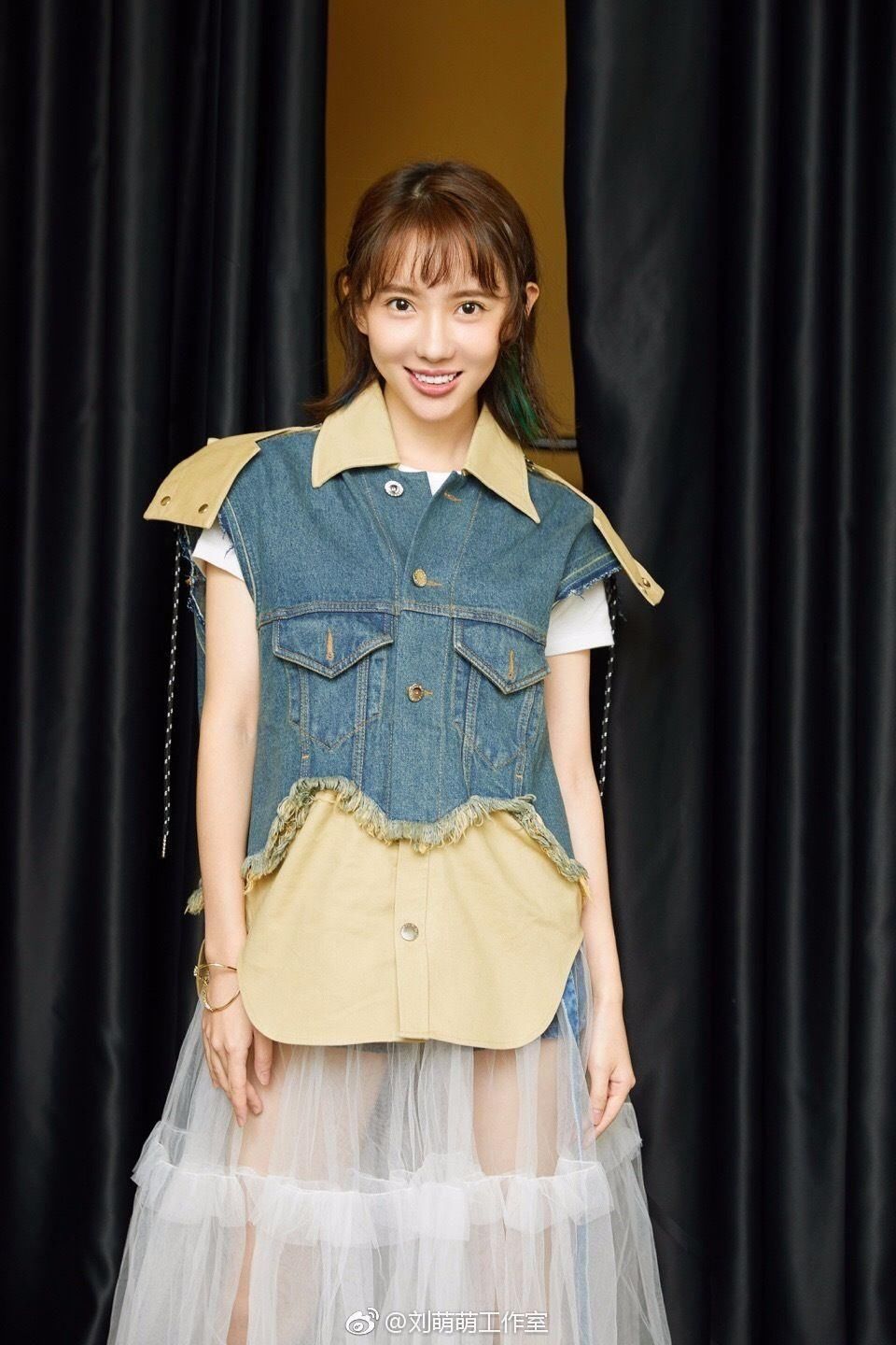 刘萌萌只穿一件衬衫秀美腿，裤子短到看不见!网友:脸怎么变了?