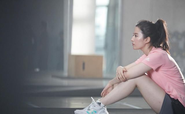  「超短裤」刘亦菲情况总算线上！一袭粉T配超短裤美少女感爆满，肤白貌美修长美腿