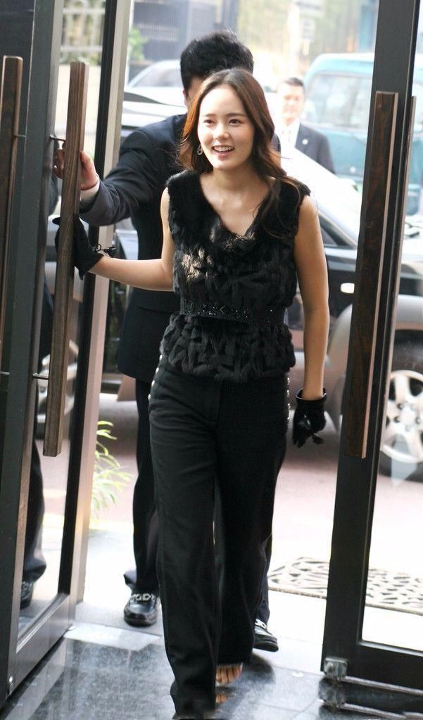 韩佳人才是真美人胚子，即使法令纹难掩老态，气质依旧很好!