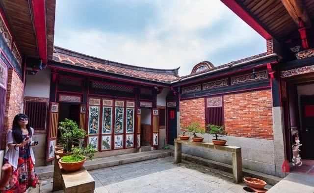 厦门对面有个百年古村，依山面海建了18栋红房子，竟还保存完好