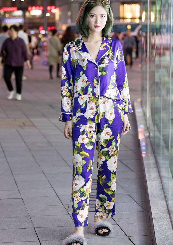 街拍：美女们穿“睡衣”上街，标准的身材，让人啧啧称赞！