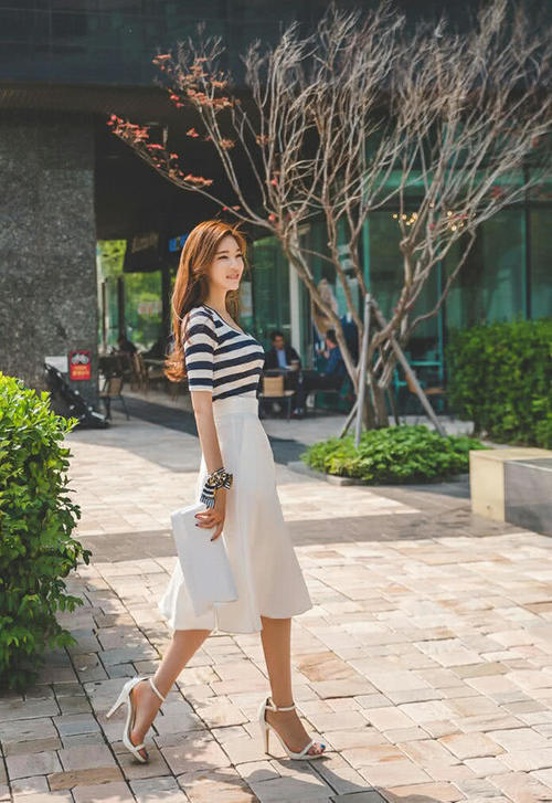 街拍：时尚性感青春靓丽的小姐姐，白皙光鲜在人群中很抢眼！