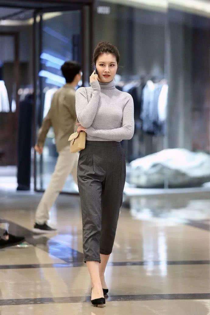 街拍：妙龄女郎穿了黑色皮裤，小姐姐大长腿跃然纸上!