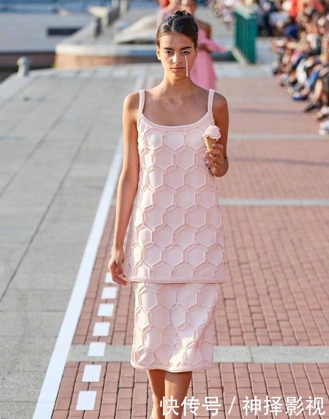 『冰淇淋』今年裙装就该选冰淇淋黄色,女孩就应该穿“淡黄的长裙”,不是吗