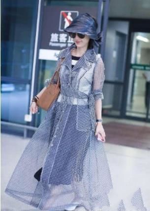 黄圣依赶潮流,把裤子“剪”成裙子穿,网友:见过的最奇葩的时尚