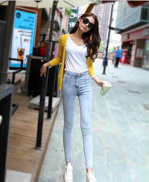 淑女范十足的小姐姐穿超短裤，秀出婀娜的身姿,让人赏心悦目！