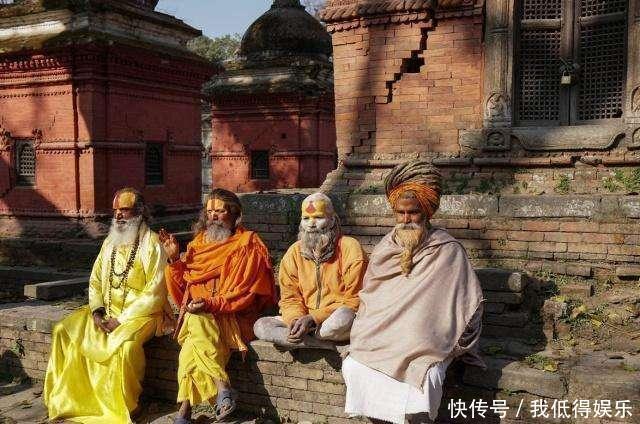 印度街头有很多“苦行僧”，中国游客前去拍照，导游不要靠近