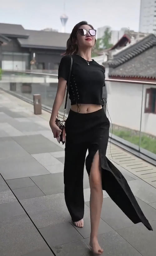 长裤■意外火了一条“越走越短”的长裤，穿上变时髦精！，美女光脚走路