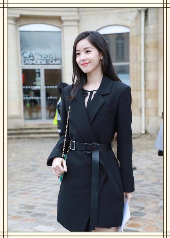 章泽天和郭晶晶同穿黑色西装，一个霸气女总裁，一个青涩小文秘