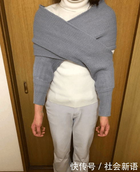 女子在网上买了件宽松毛衣, 穿上后手完全无法动弹, 让人哭笑不得