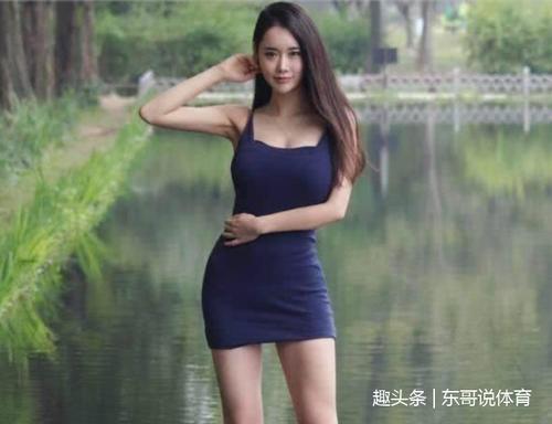 小姐姐爱穿紧身裙，臀部线条柔美圆润，吸引了无数路人目光