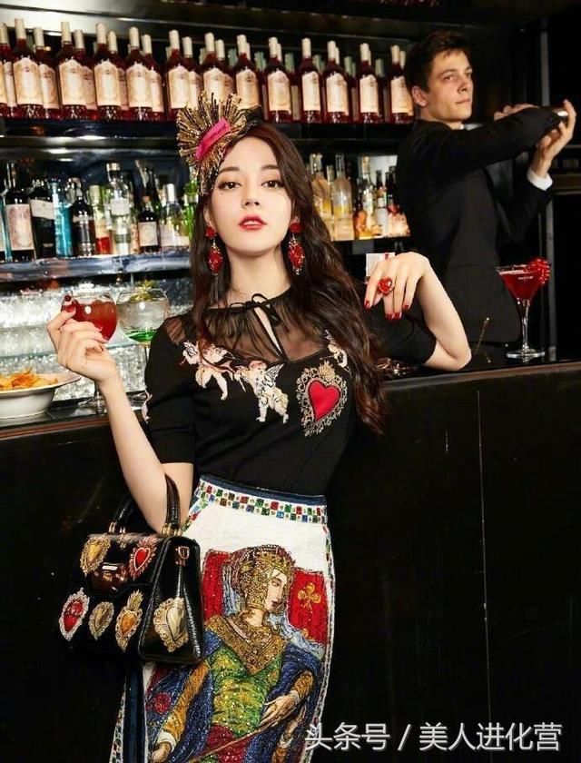 热巴真是太适合杜嘉班纳了，雍容华贵的风格一般人驾驭不了