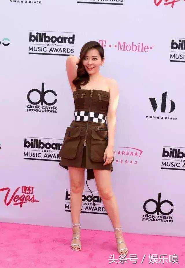 张靓颖也是够狠的！为了抢镜穿抹胸裙有三条拉链 网友：太敢穿了