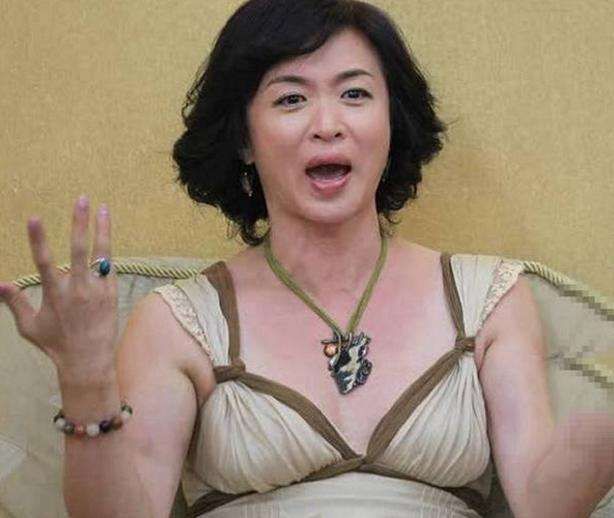 金星胆子太大了，就连吊带裙都敢穿，竟然毫无违和感