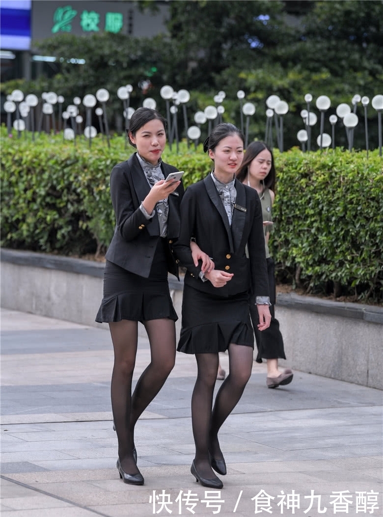 小姐姐:路人街拍:穿着职业装的2个小姐姐,长得高就是有优势啊!