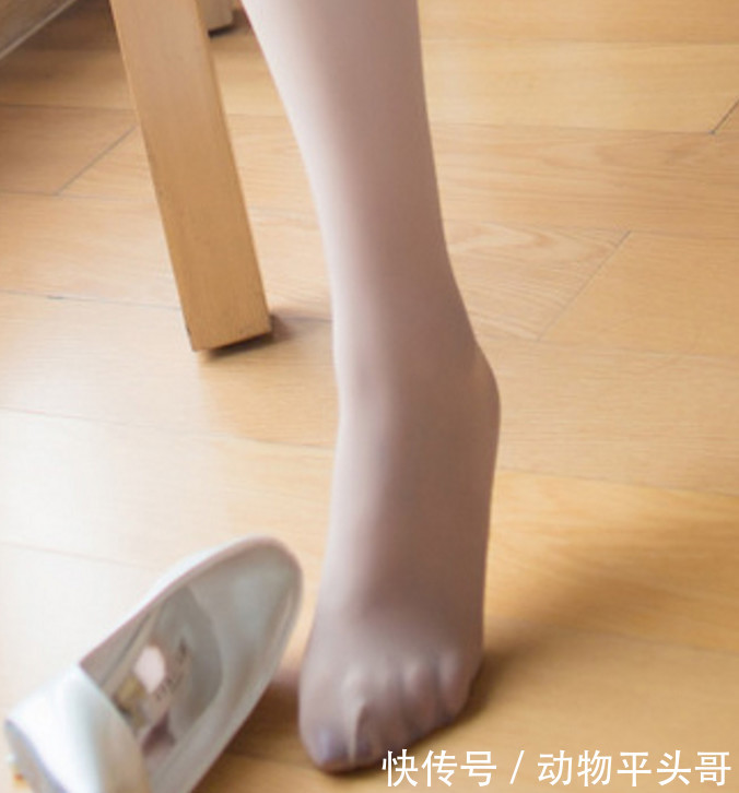 一双贴心的高跟鞋，遇上肉丝袜闪亮魅力，这样打扮怎么样？