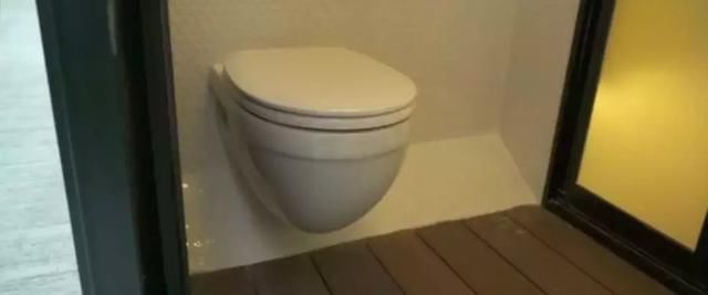 11平能住2人，香港继“棺材房”后又出“水管房”