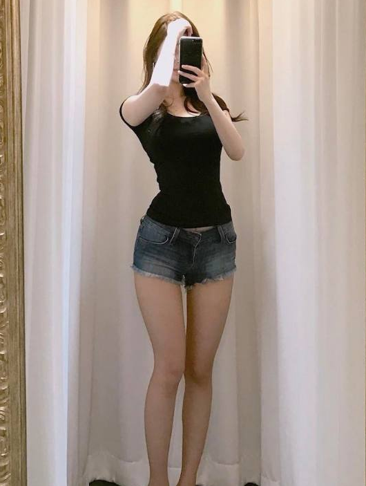 时尚街拍：身材丰盈精致的热裤美女秀出姣好身段，十分耀眼夺目!