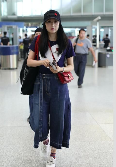 44岁王艳厉害了，这么肥的裤子套上去也不掉，网友:胖出新天际