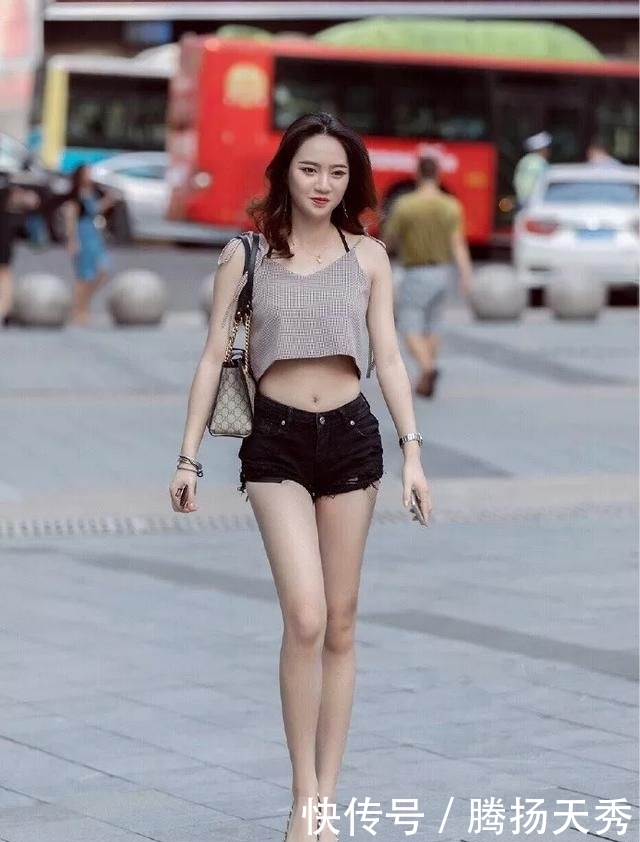  「紧身裤」女生穿她高跟鞋在搭配上一条紧身裤，走到哪里都是时尚迷人的焦点