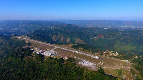 国内最“折腾”的机场，为了修建2.2公里的跑道，削平65座山